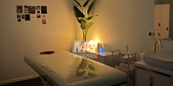 은은한 조명으로 힐링 분위기를 더한 신사역 마사지샵 마사지룸